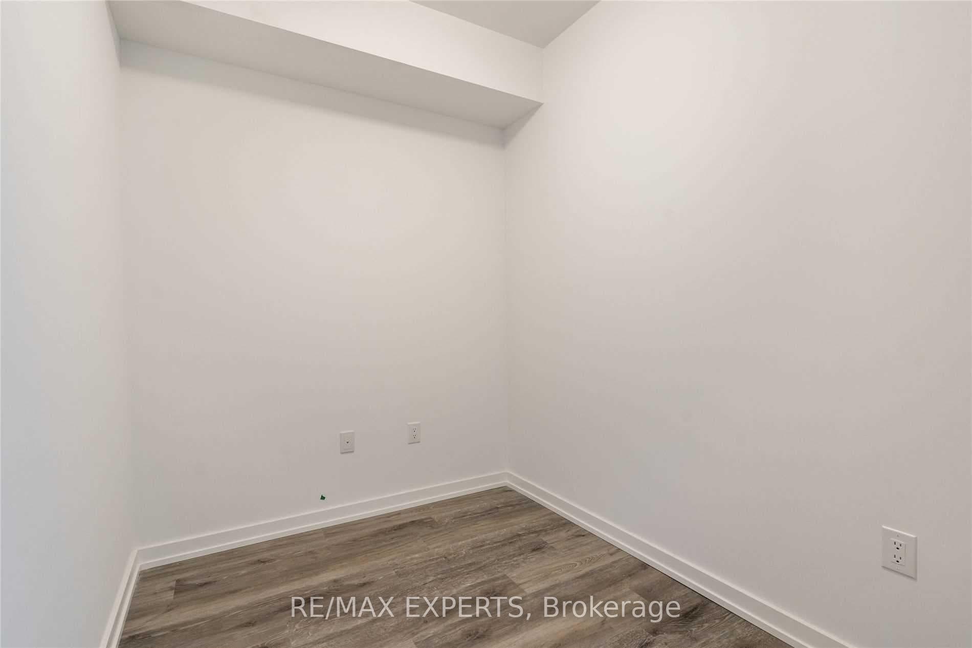 430 Essa Road Unit 319 photo 16