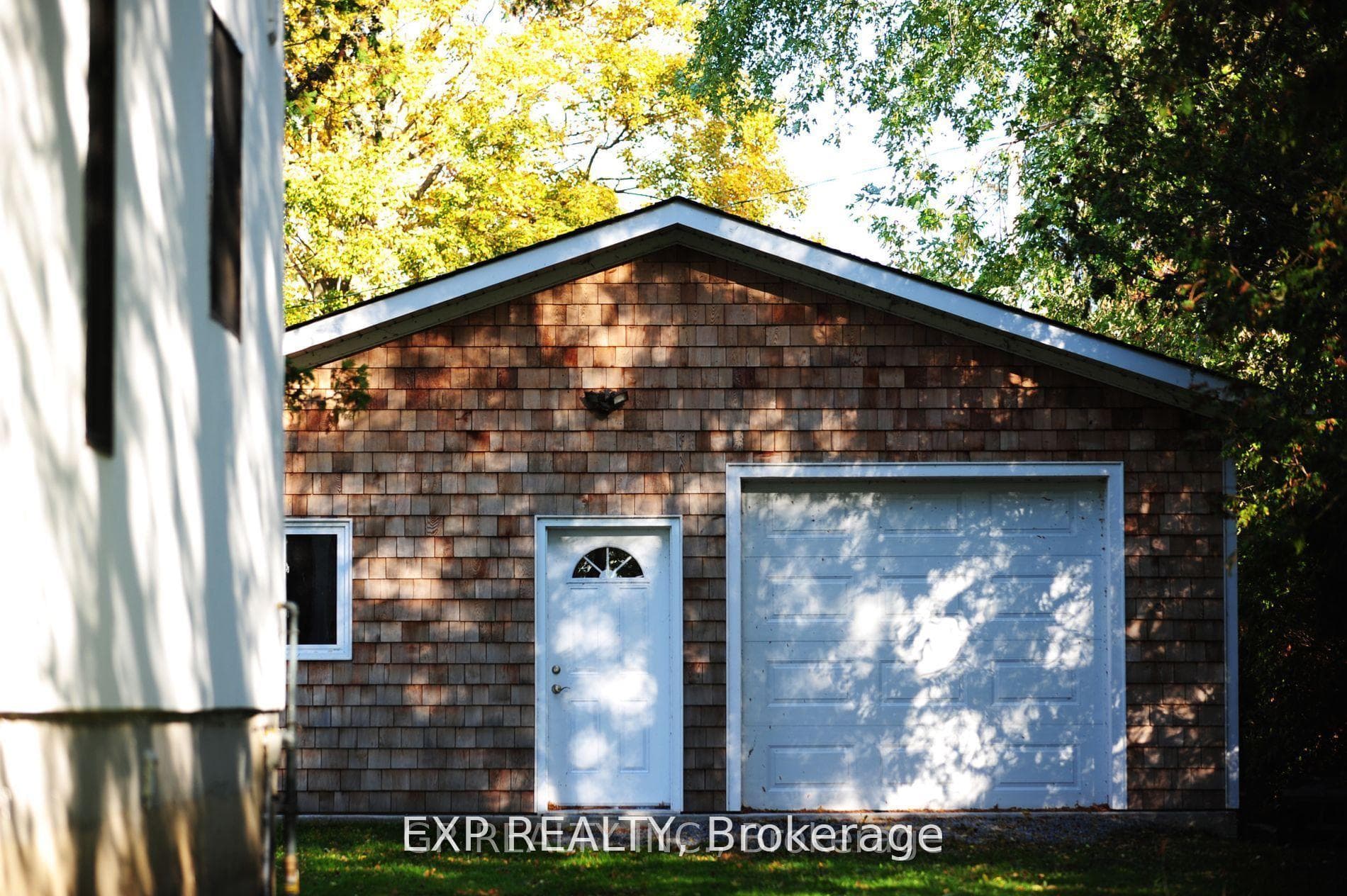 212 Cameron Crescent photo 24