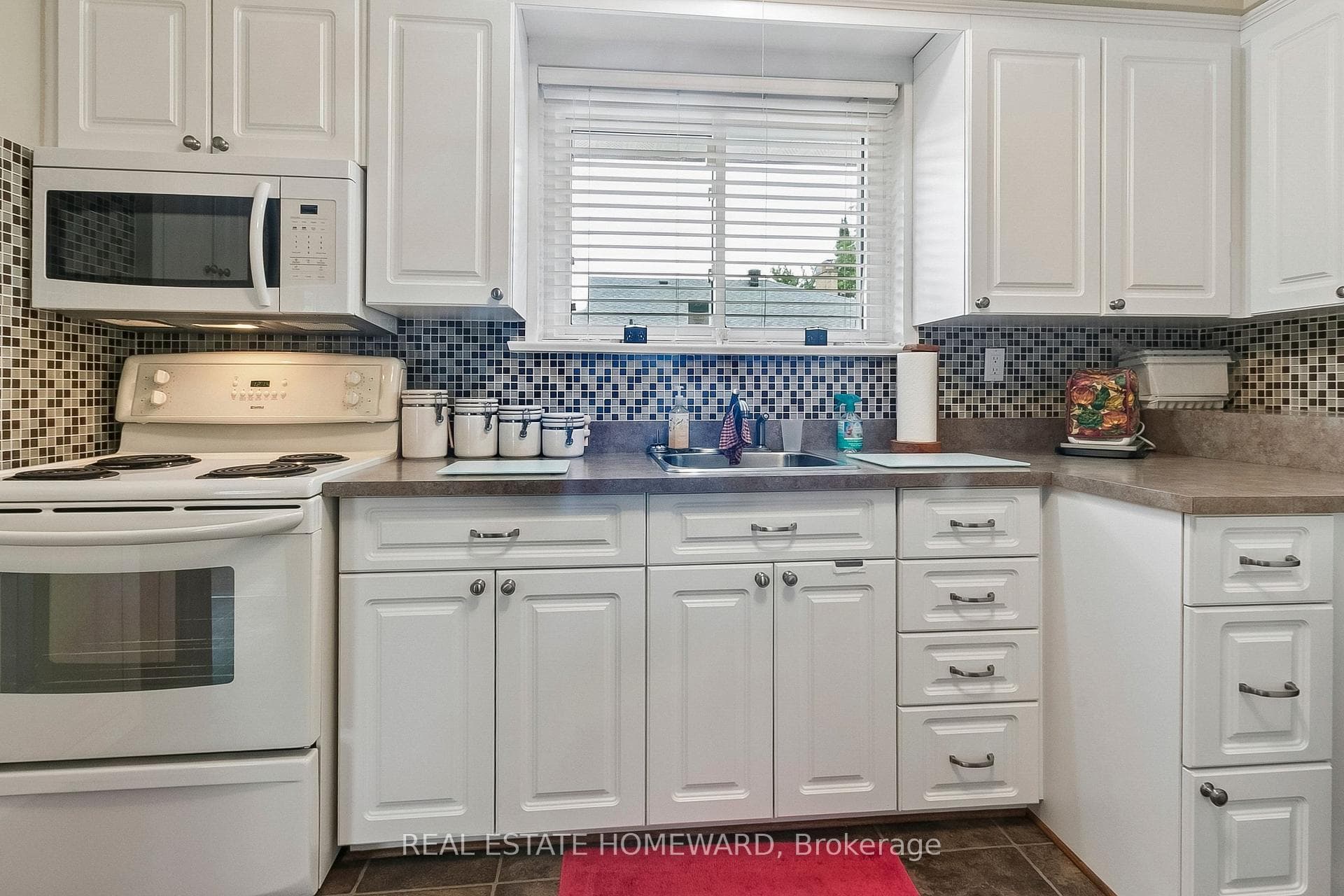94 Rochman Boulevard photo 11