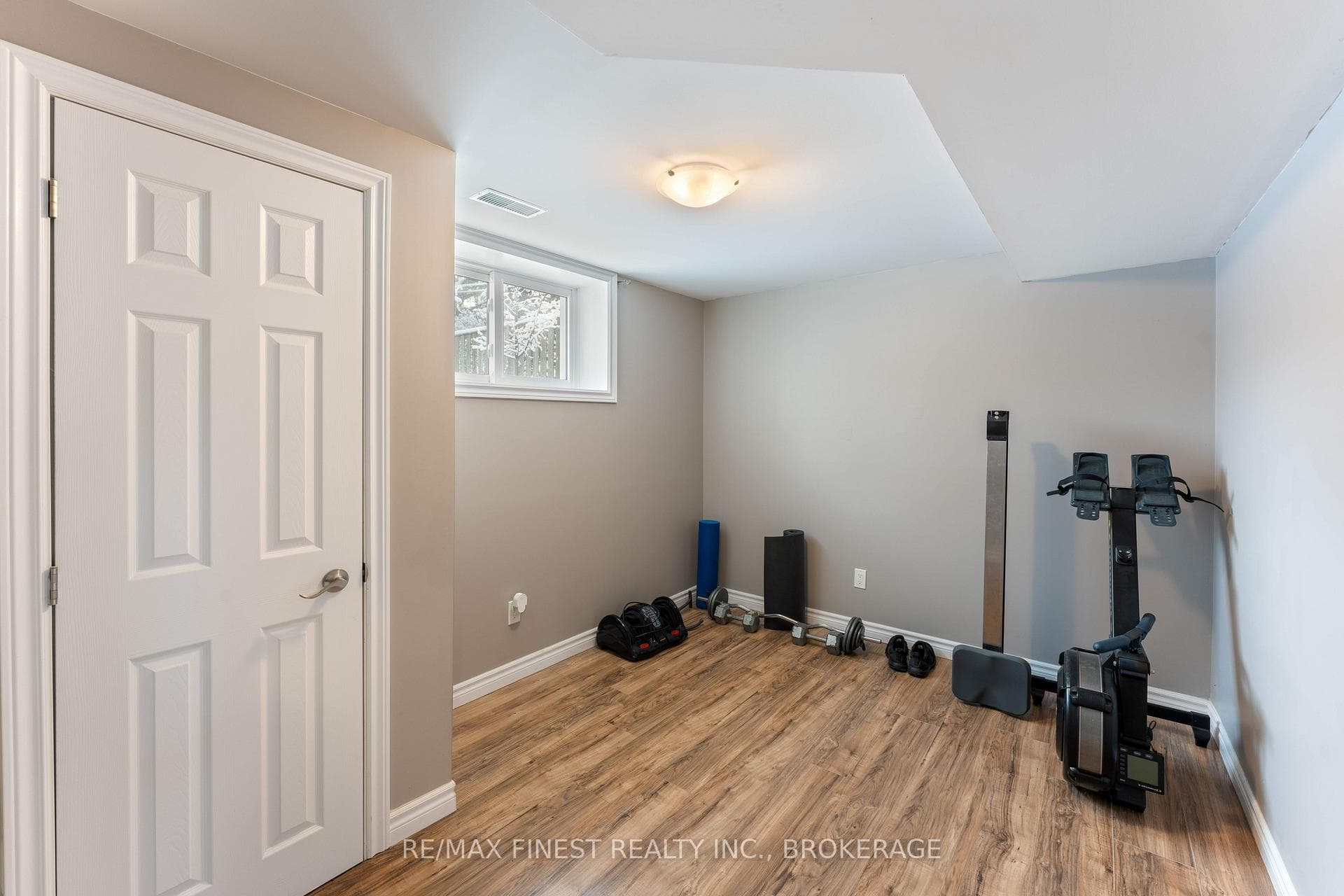 111 Manitou Crescent photo 24