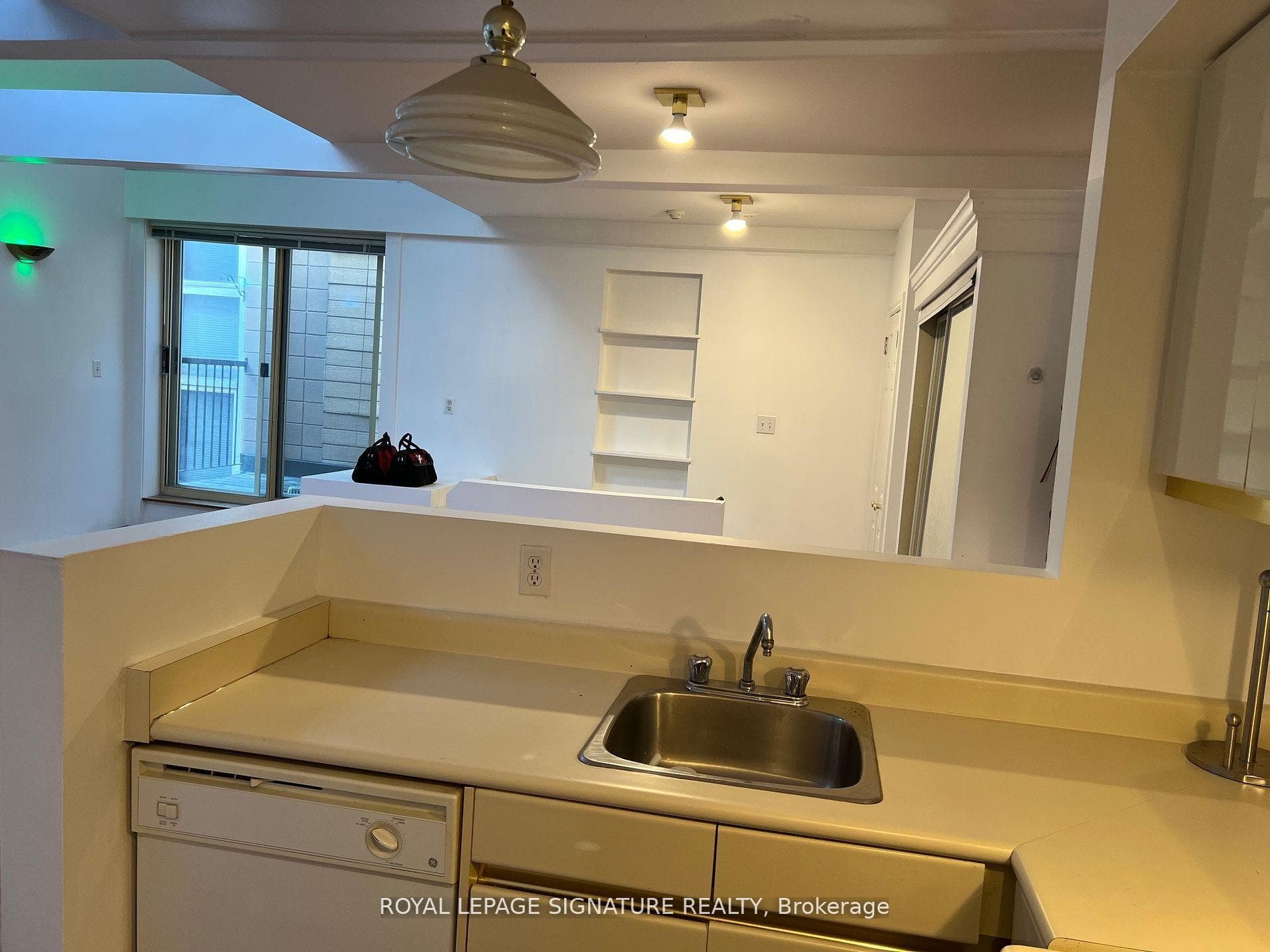 208 Carlton Street Unit B photo 5