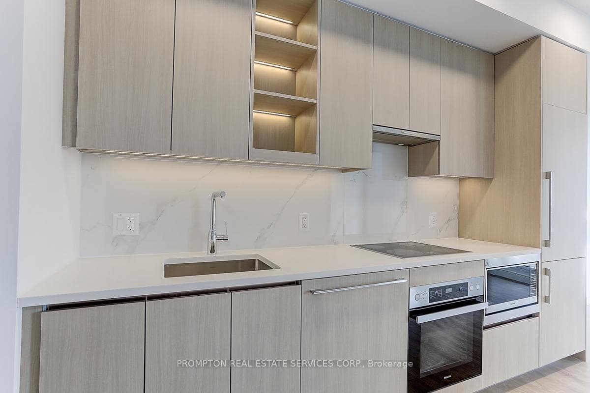25 Mcmahon Drive Unit 601 photo 14