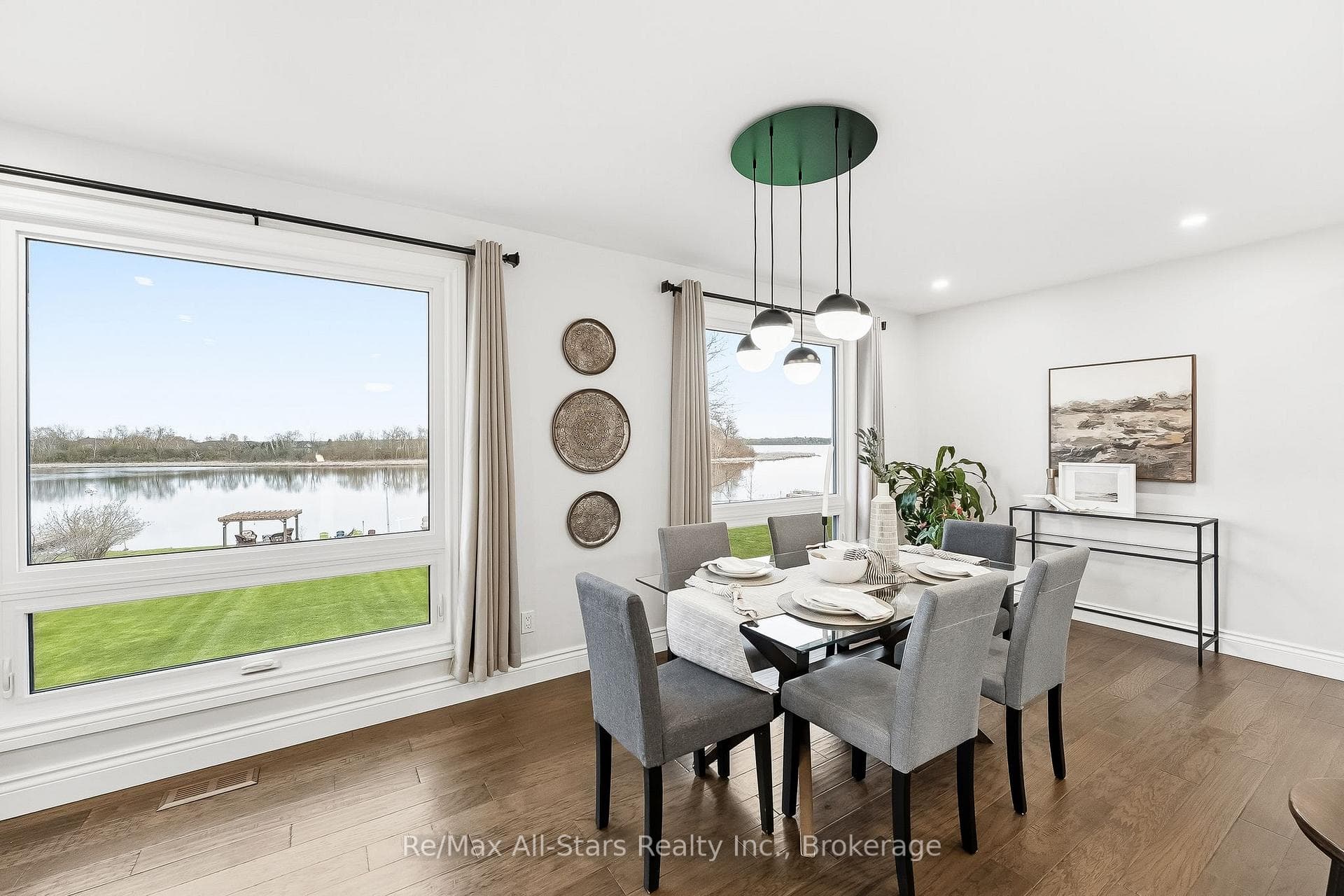 DINING AREA W/ROOM FOR LOUNGING