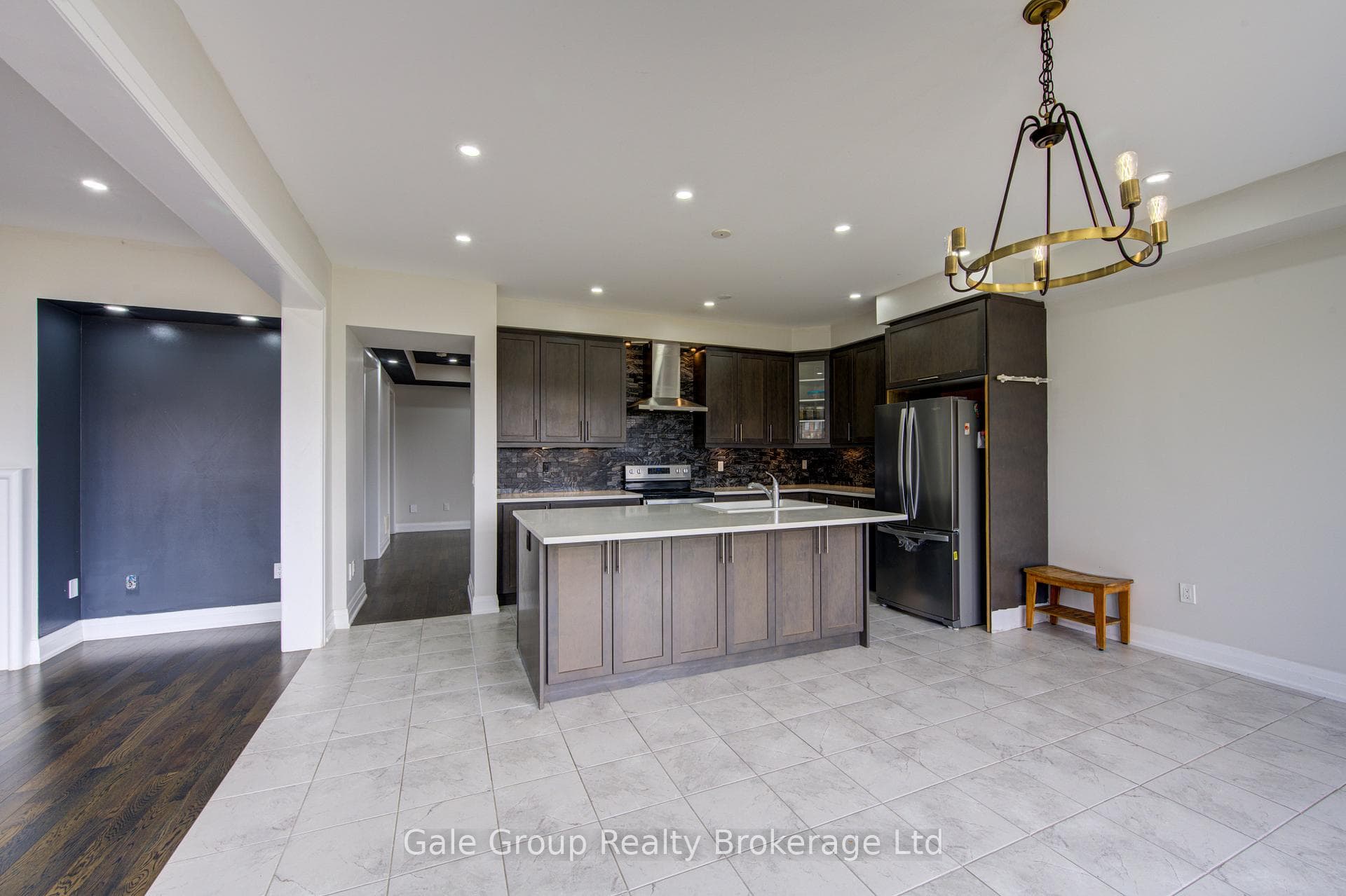 125 Prince Charles Crescent photo 12