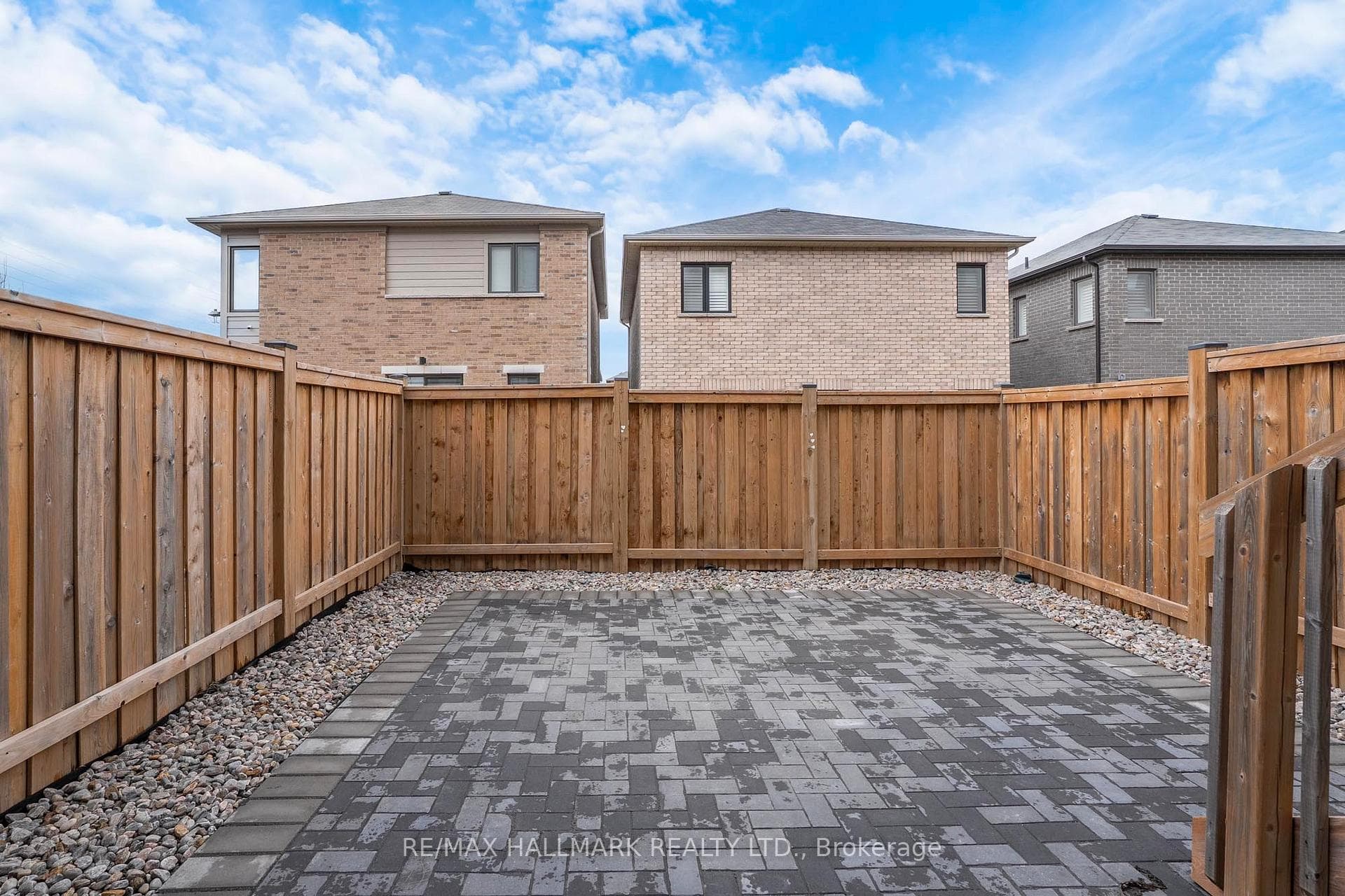 52 Allure Street photo 46