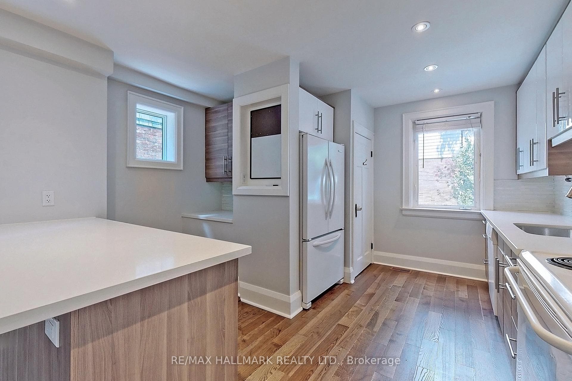 330 Soudan Avenue photo 9