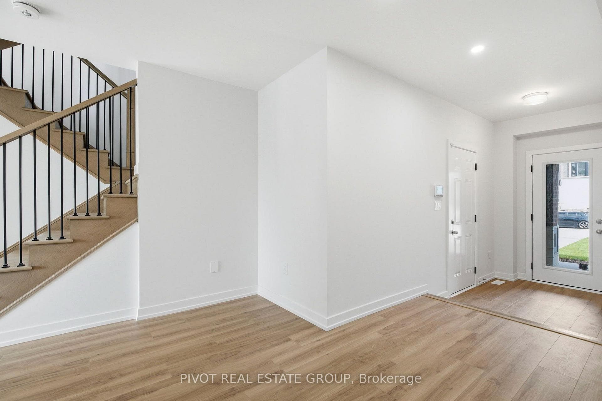 2752 Lawrence Avenue photo 9