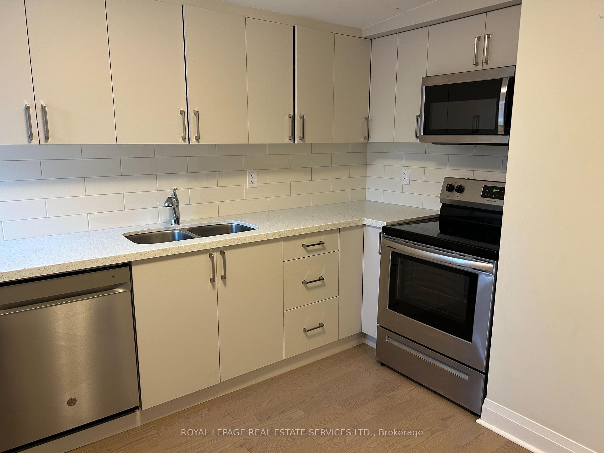 727 Avenue Road Unit 3 photo 11