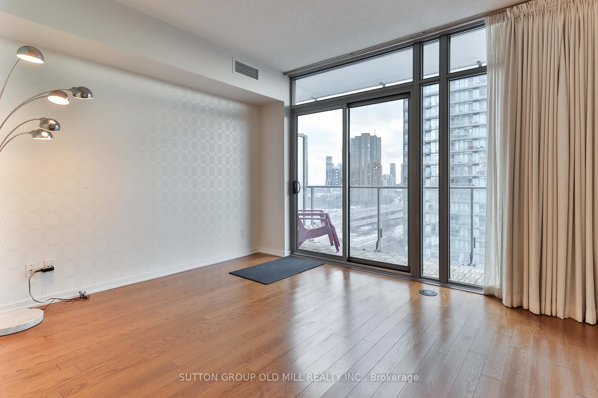 103 The Queensway N/A Unit 1310 photo 5