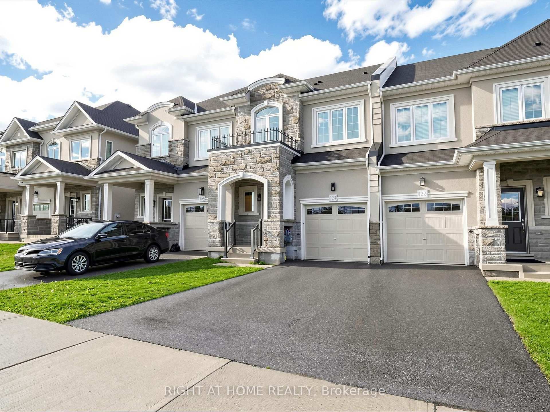 124 Mosaic Drive photo 2