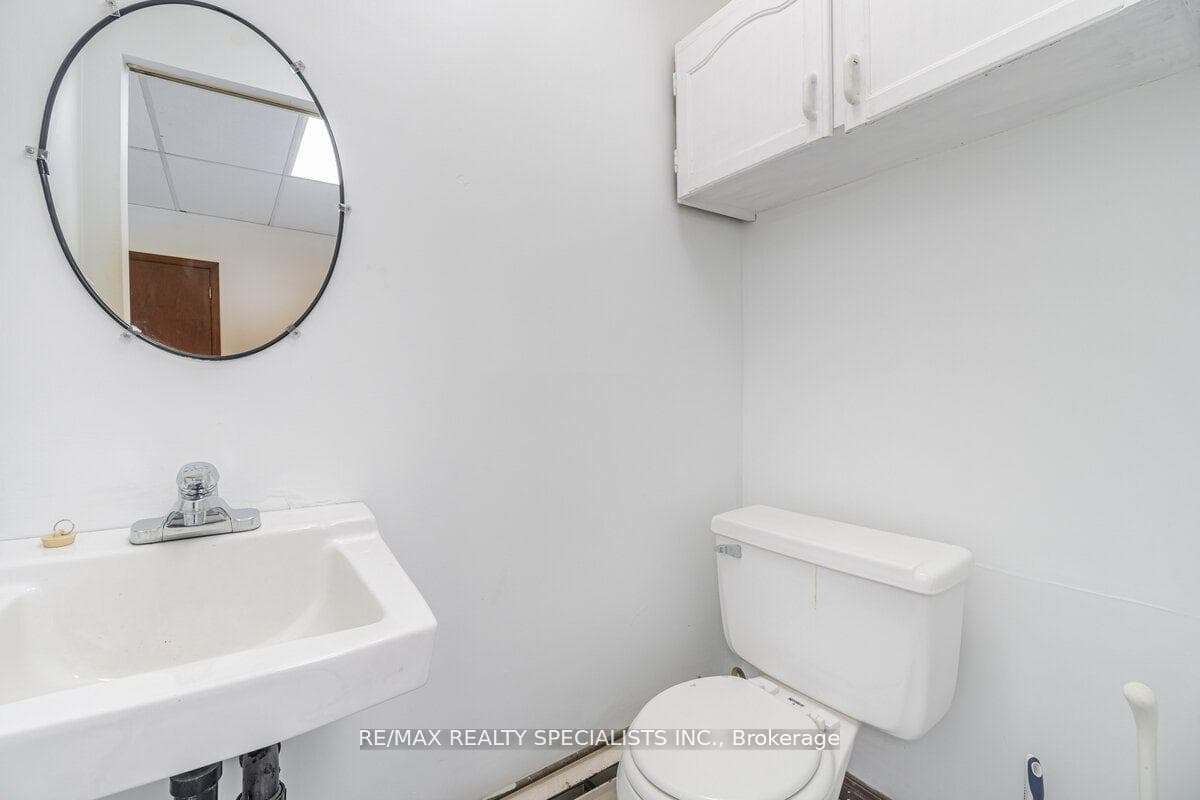 521 Guelph Street photo 38