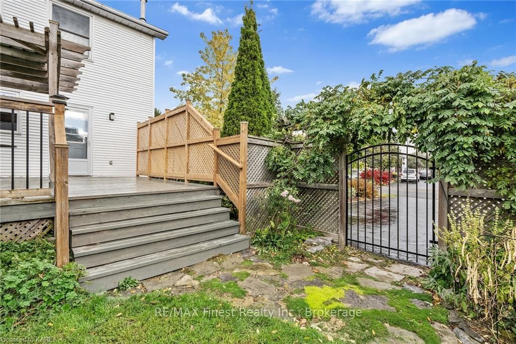 60 MCKEOWN Crescent photo 34