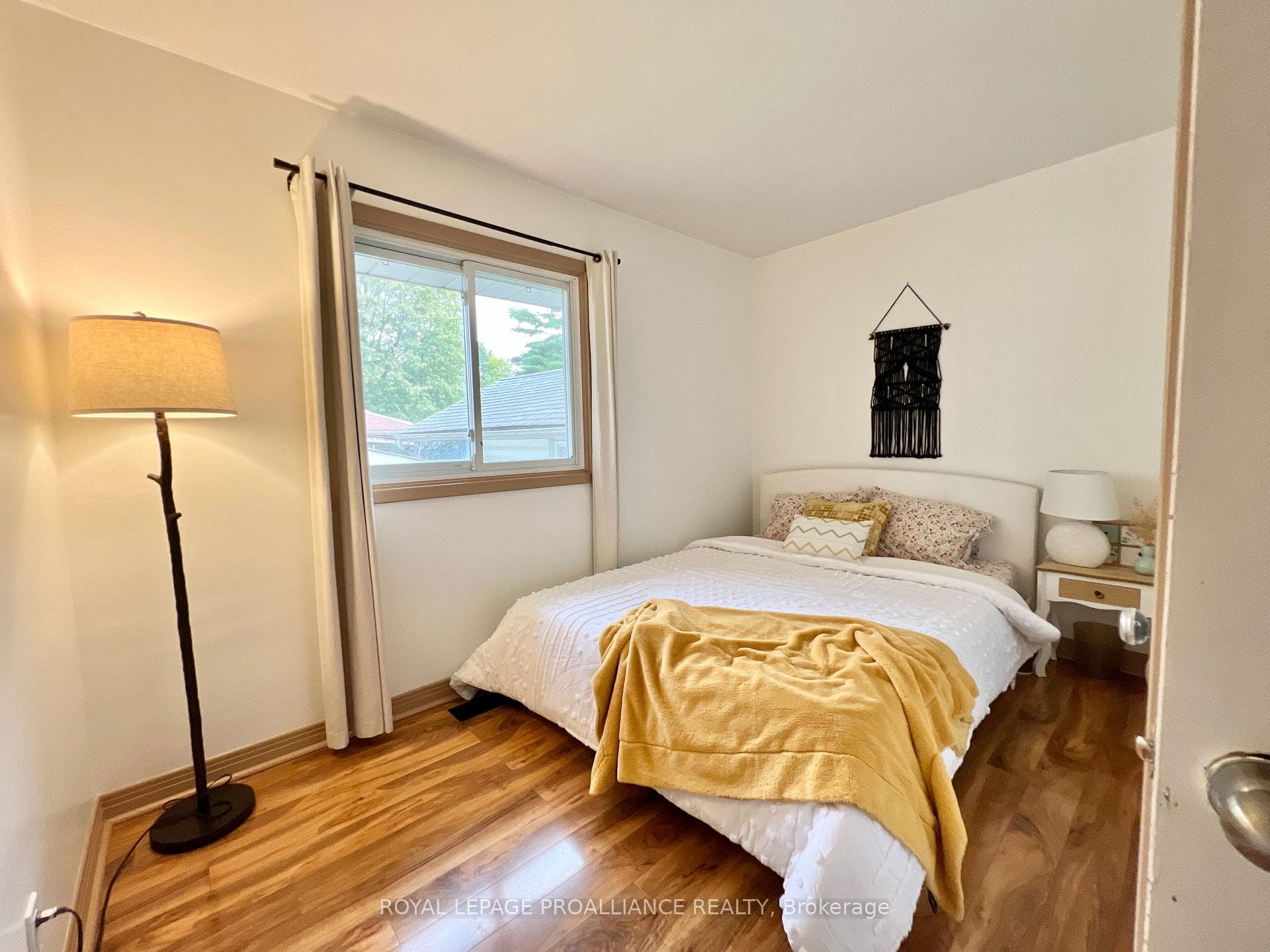 385 Dufferin Avenue photo 12