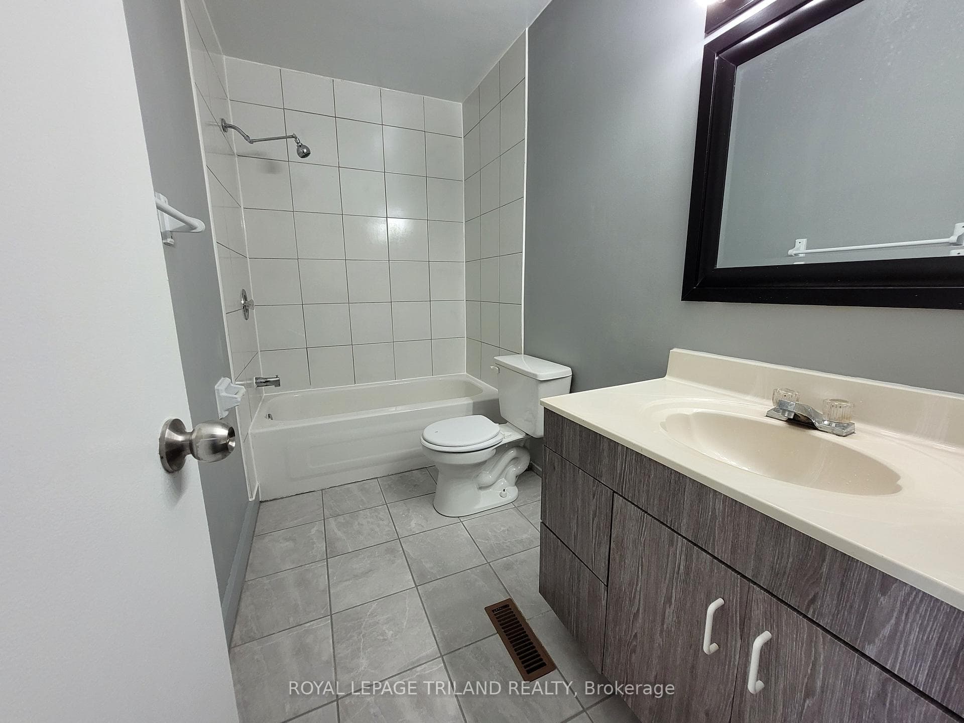 585 Gainsborough Road Unit 66 photo 4