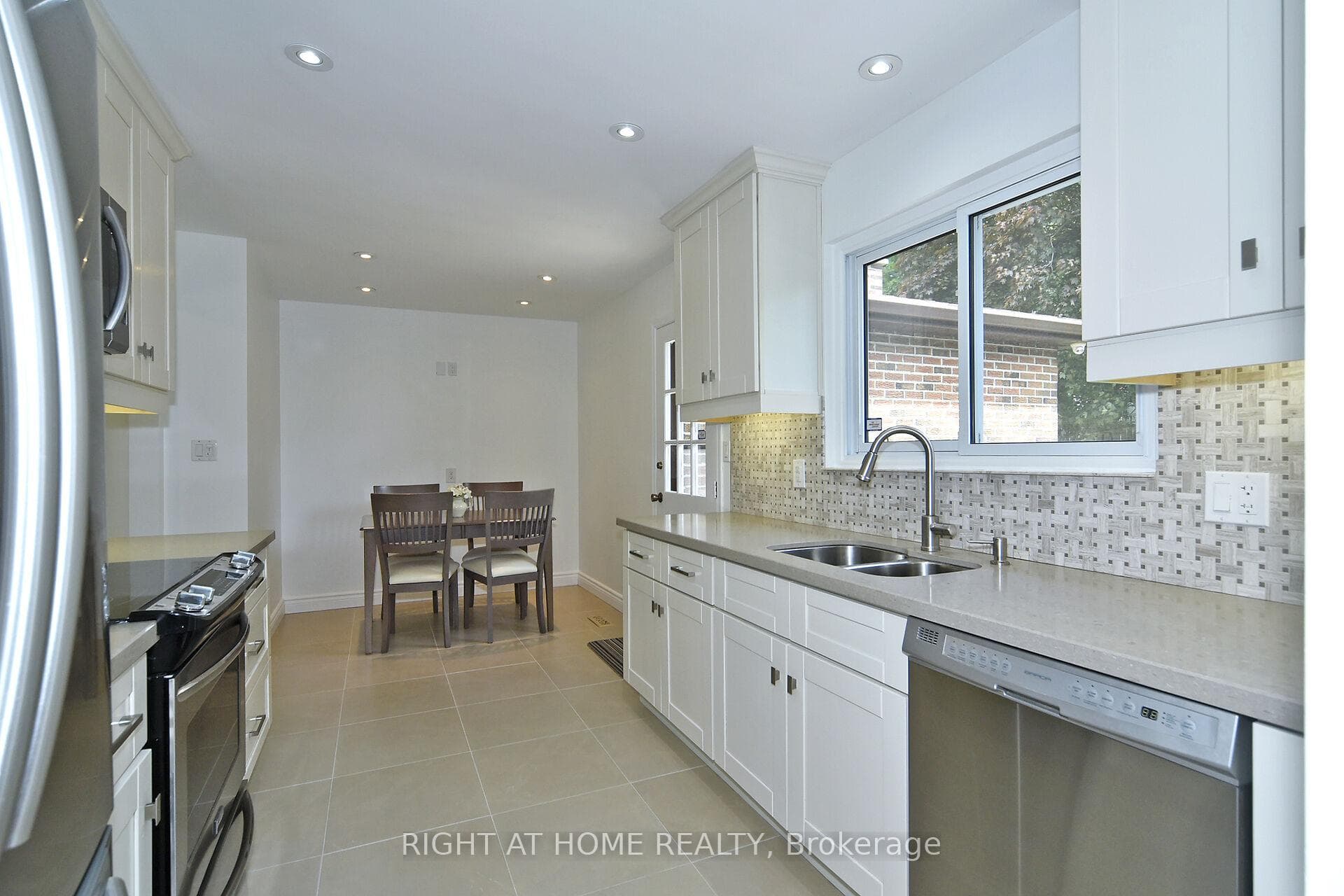 102 Romfield Circuit photo 7