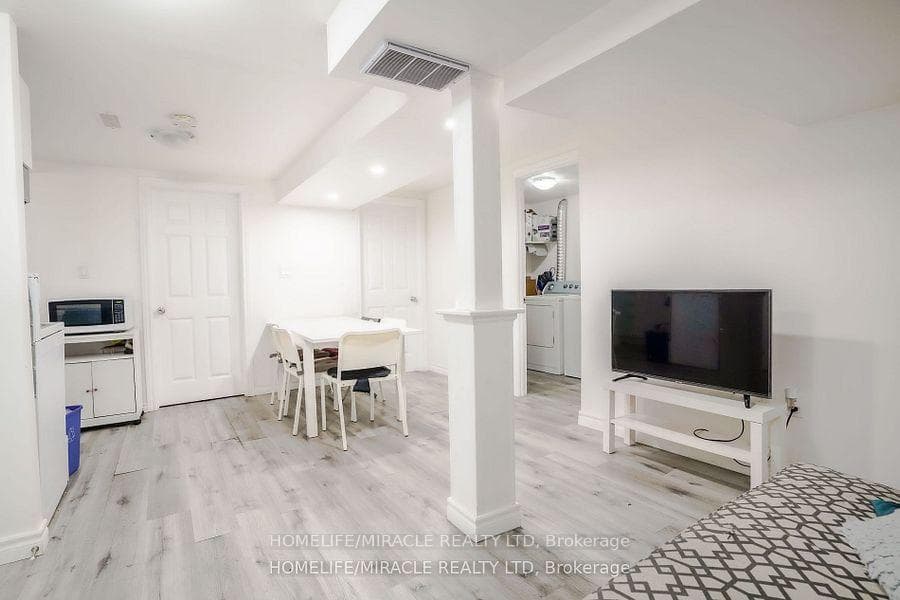 82 Sedgemount Drive photo 35