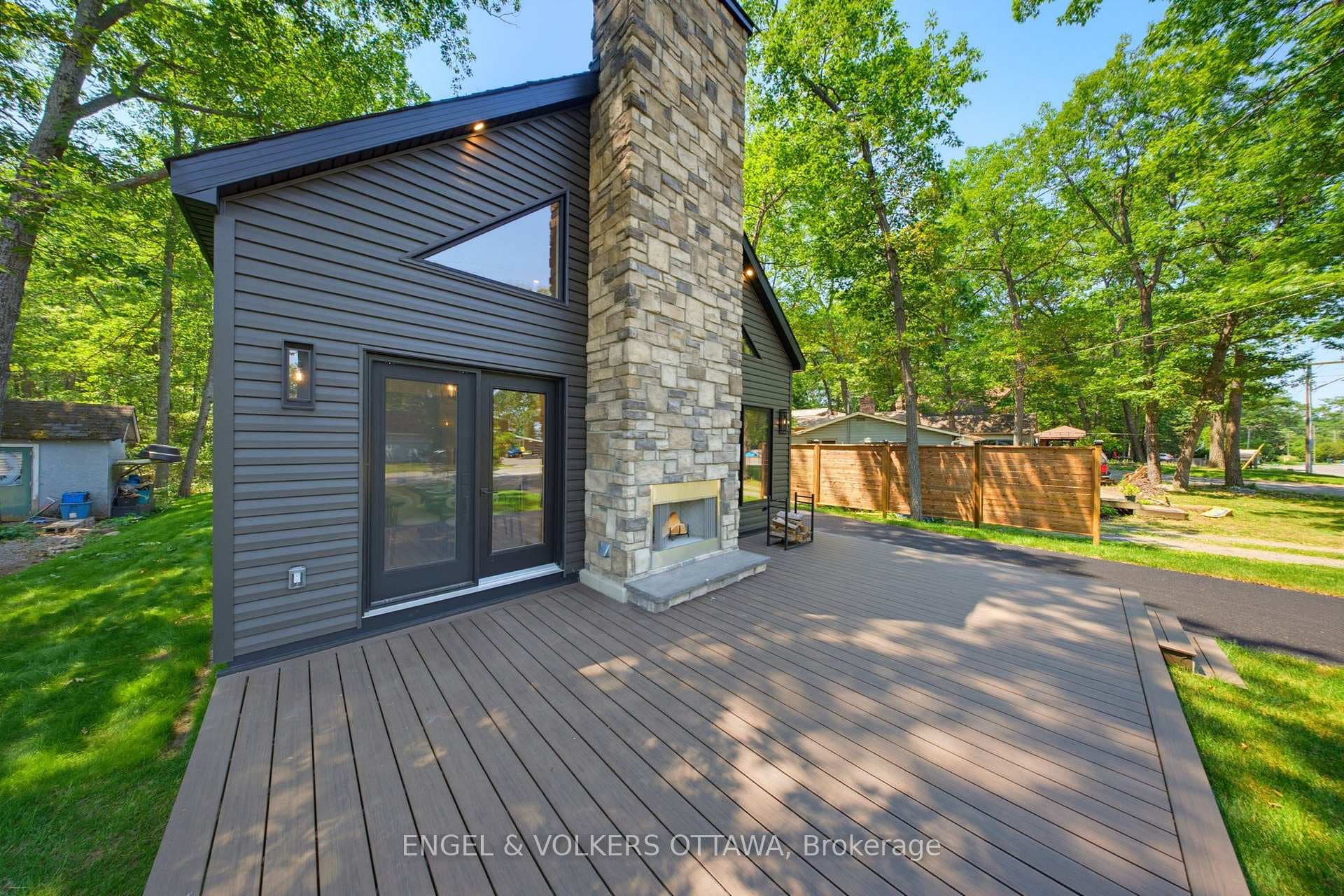 557 Bayview Drive photo 2