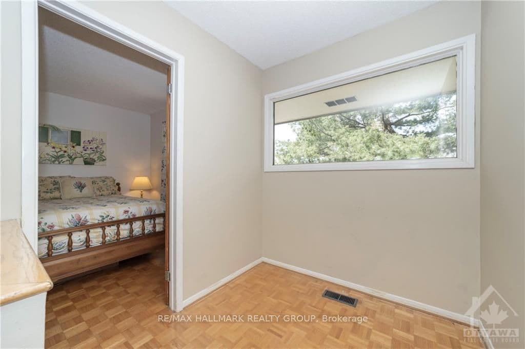 8 CARR Crescent photo 21