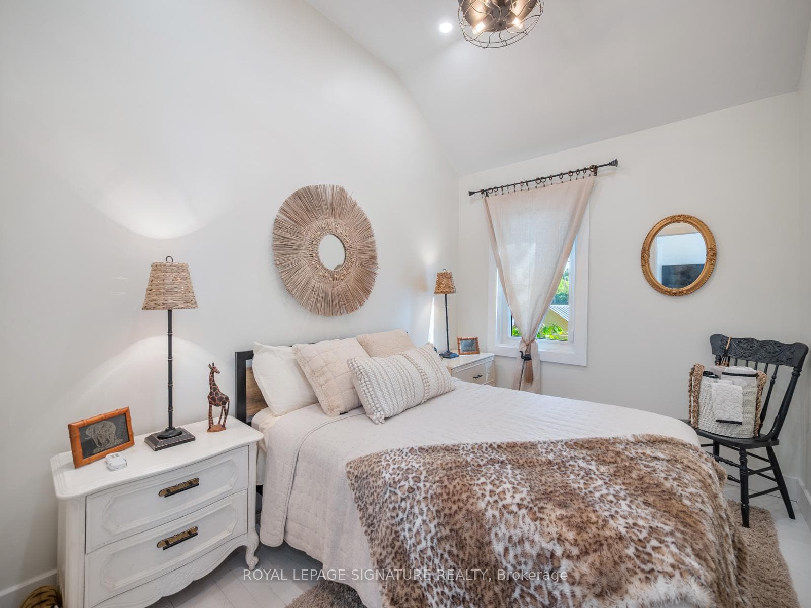 Middle Bedroom (3)