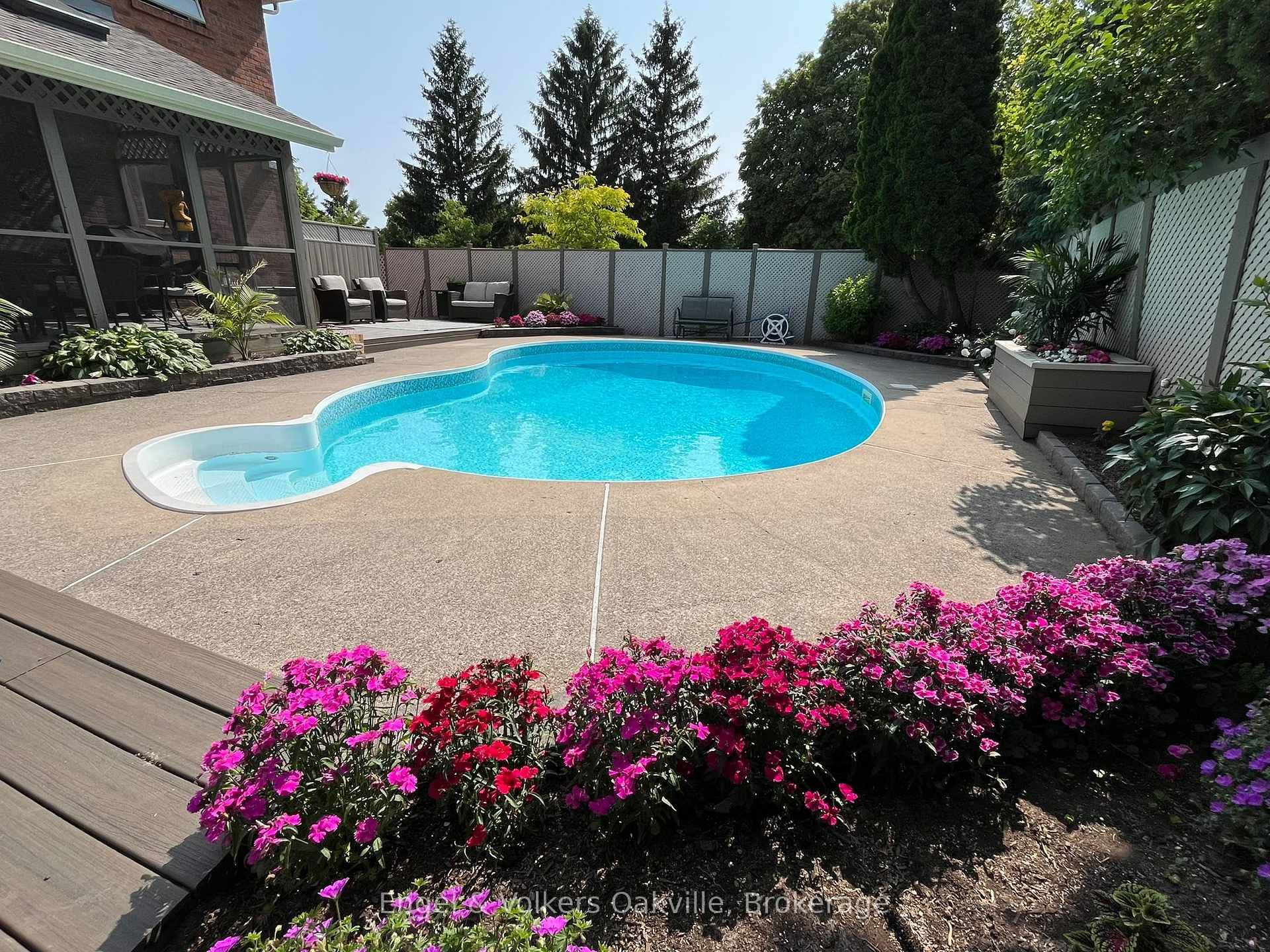 1433 Kathleen Crescent photo 3