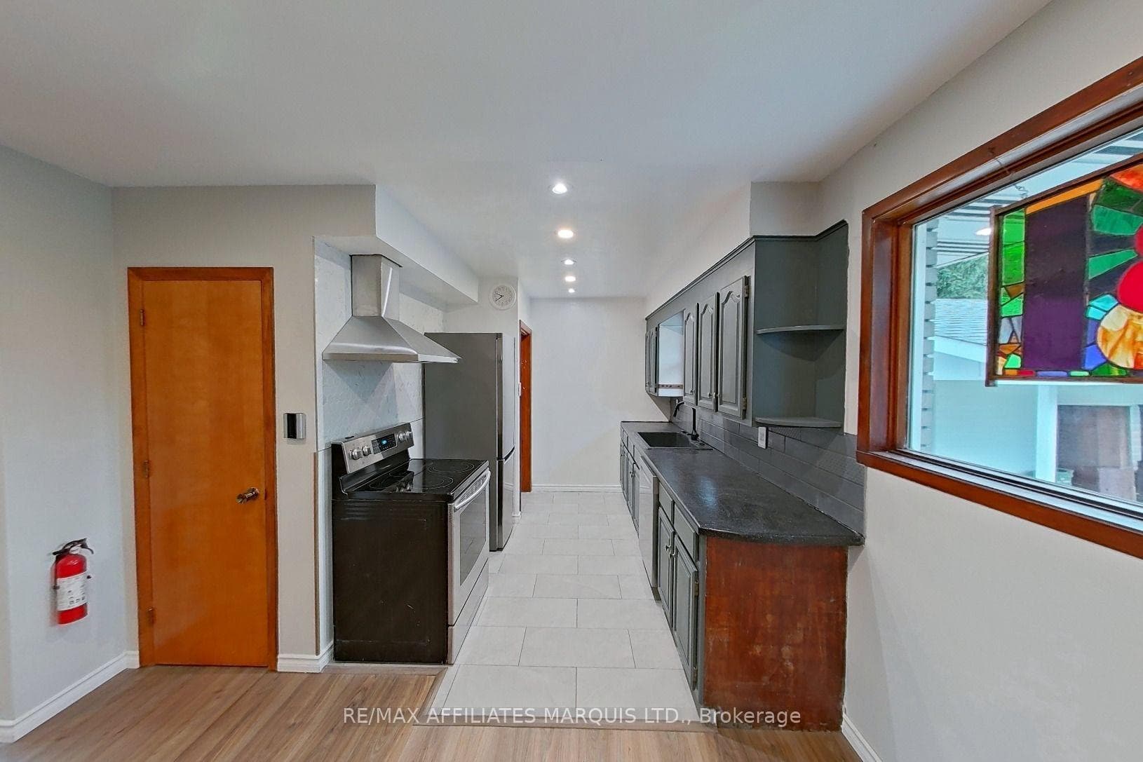 777 Sandfield Crescent photo 12