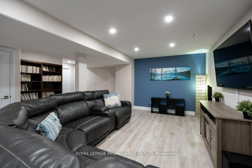 60 Crews Crescent photo 39