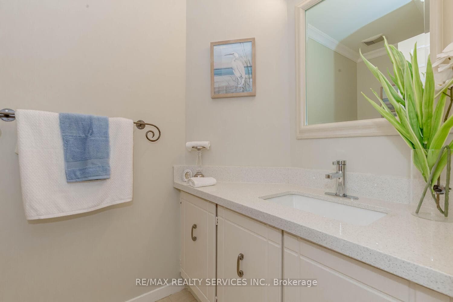 1039 Runnymead Crescent photo 16