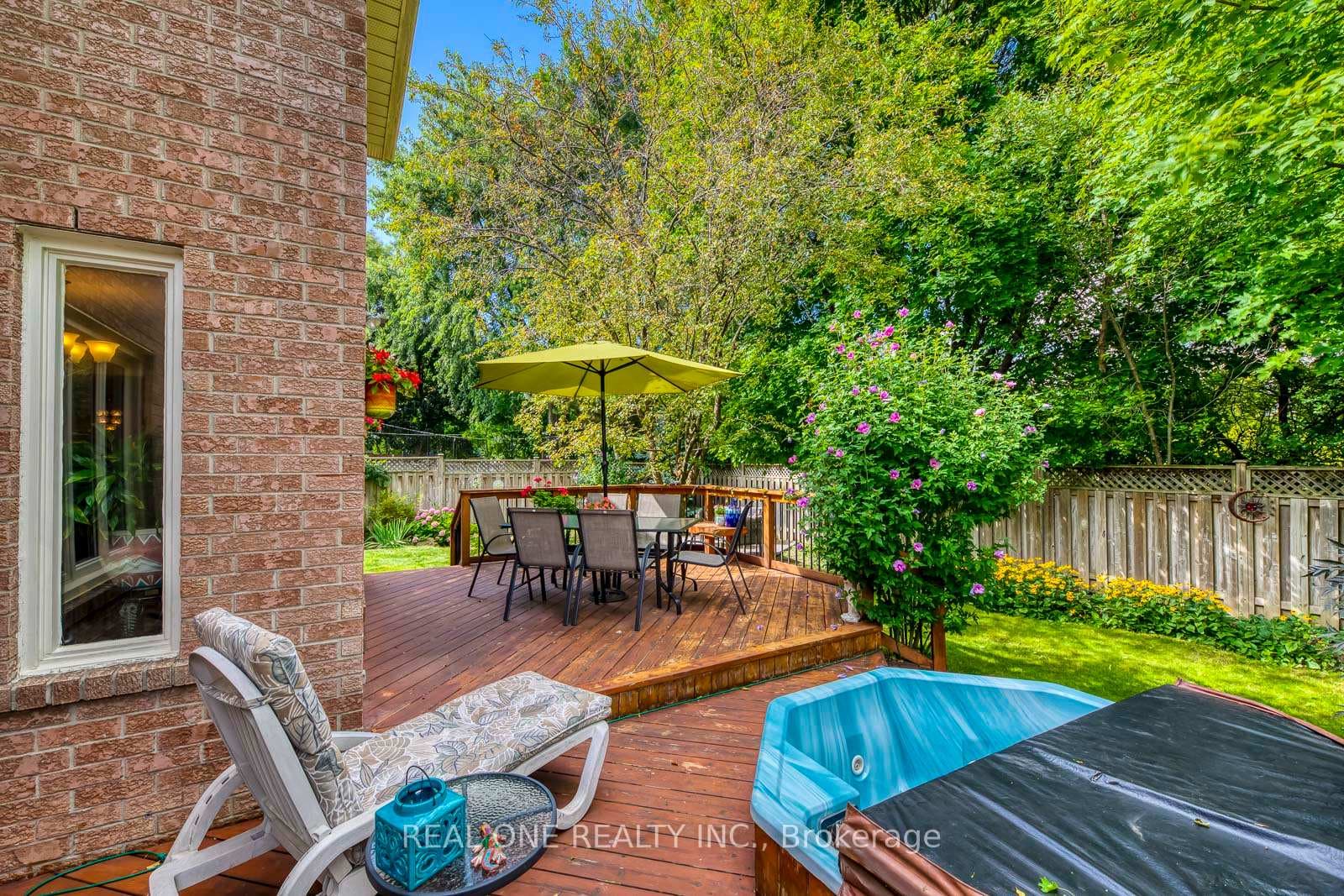 566 Blenheim Crescent photo 47