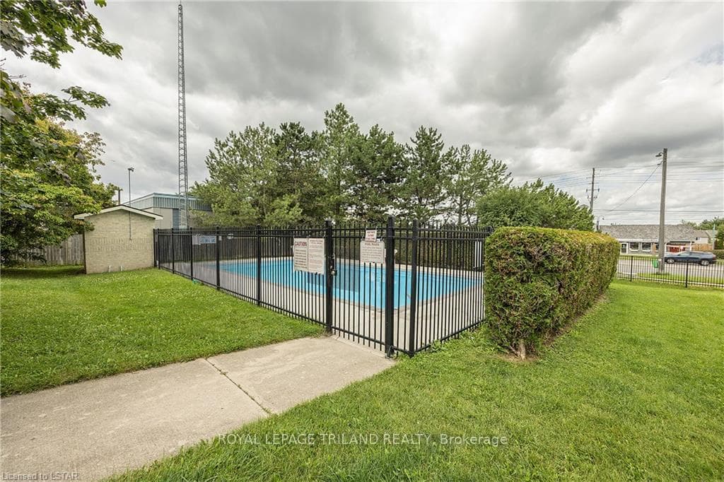 733 DEVERON Crescent Unit 107 photo 44
