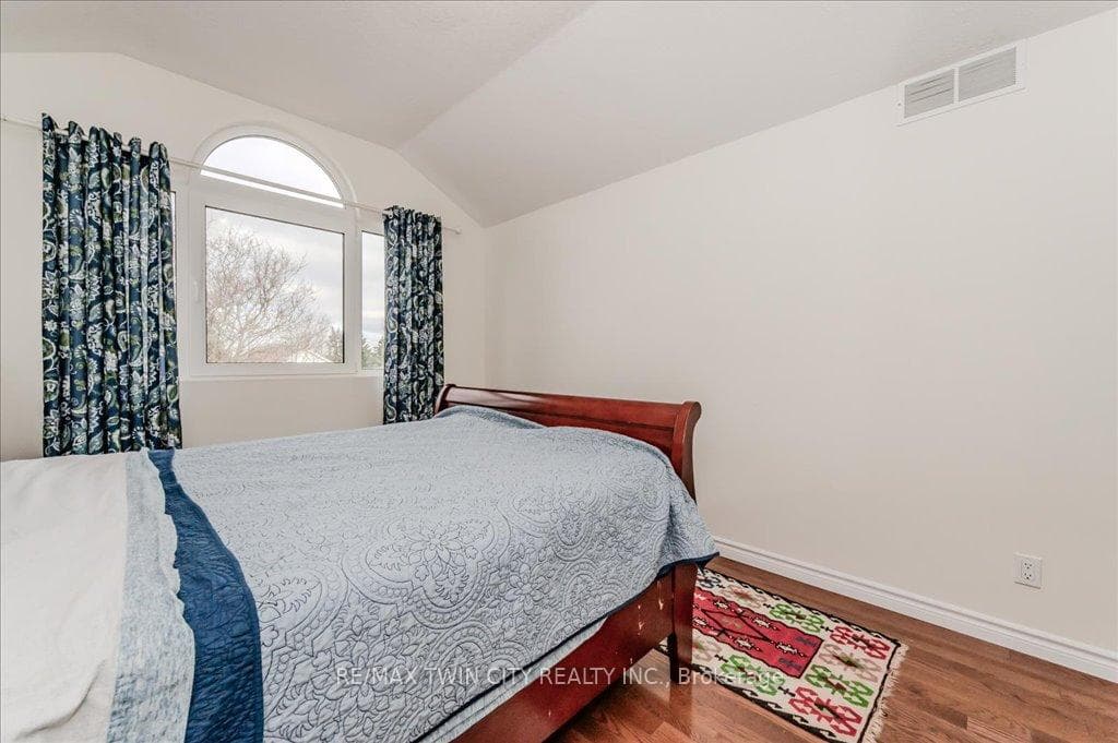 583 THORNDALE Drive photo 14