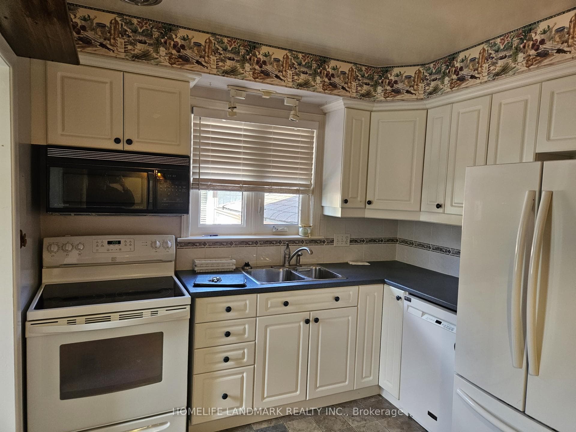 147 Fitzgibbon Avenue Unit (Main) photo 8