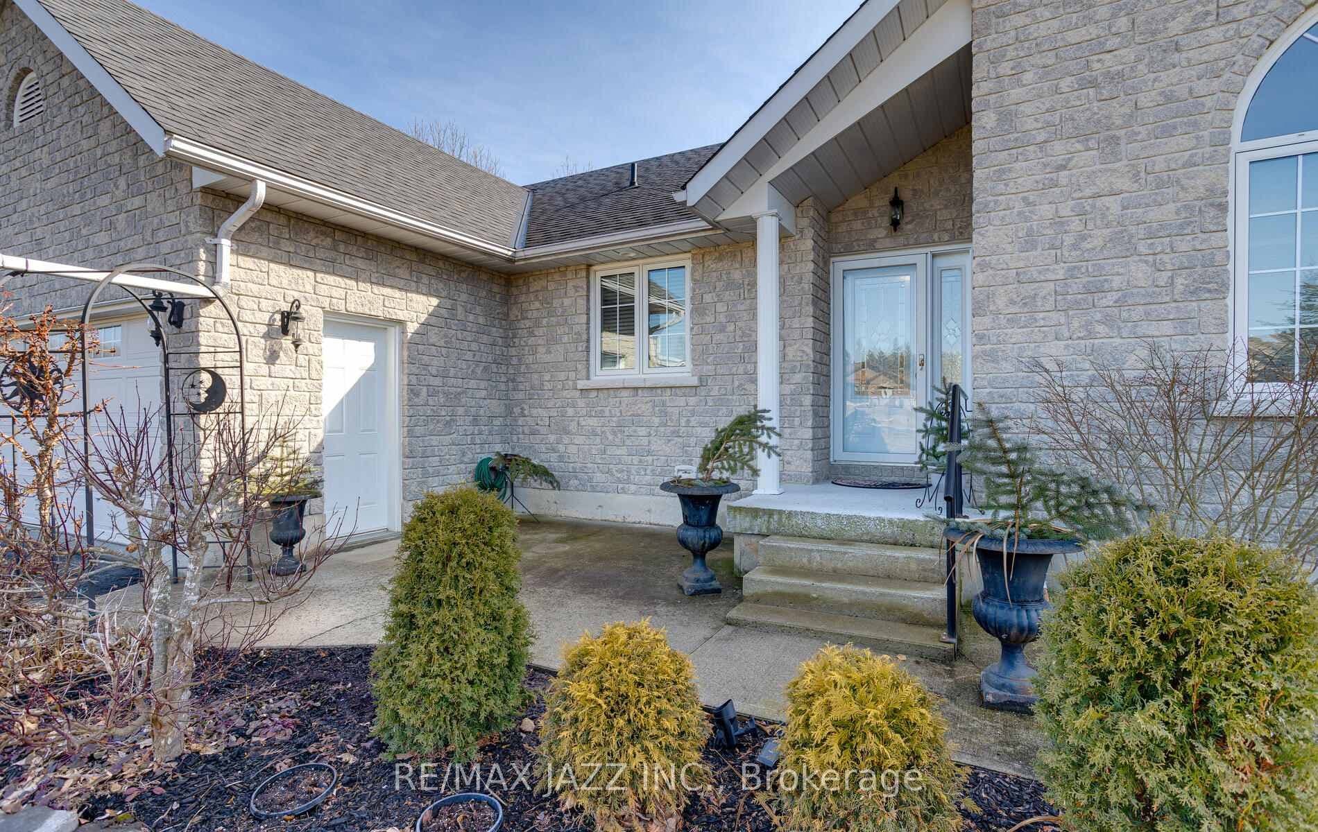 35 Applewood Drive photo 3