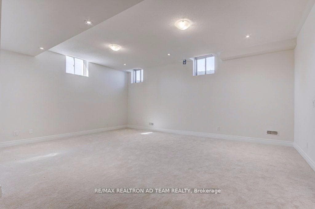 2 Christine Elliot Avenue photo 15