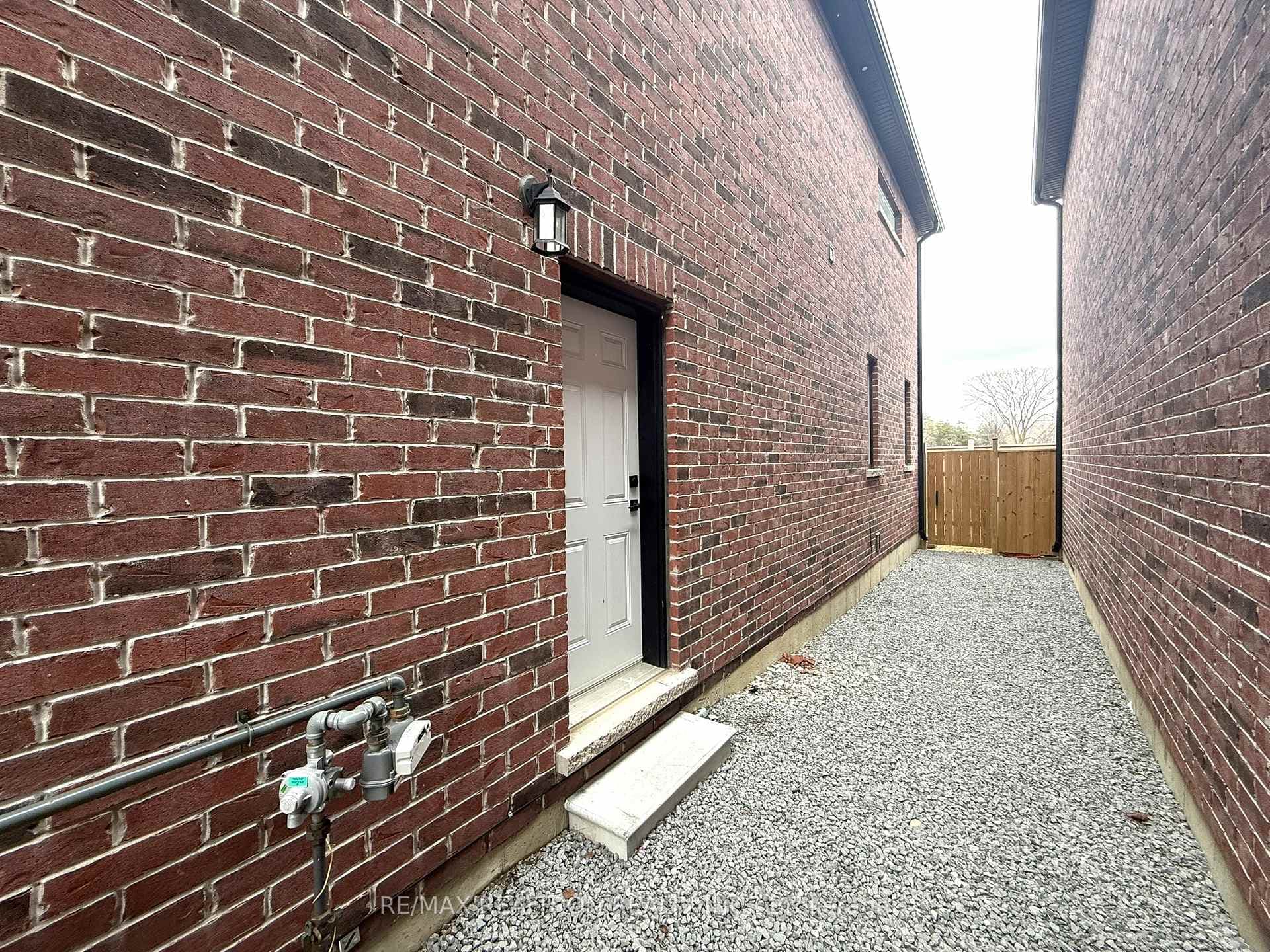 54 Chelliah Court Unit Lower photo 3