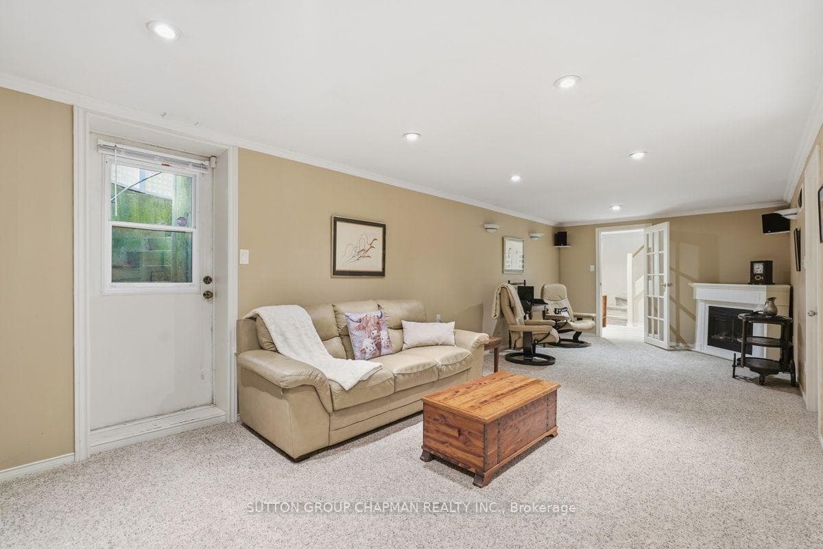 763 Oban Crescent photo 27