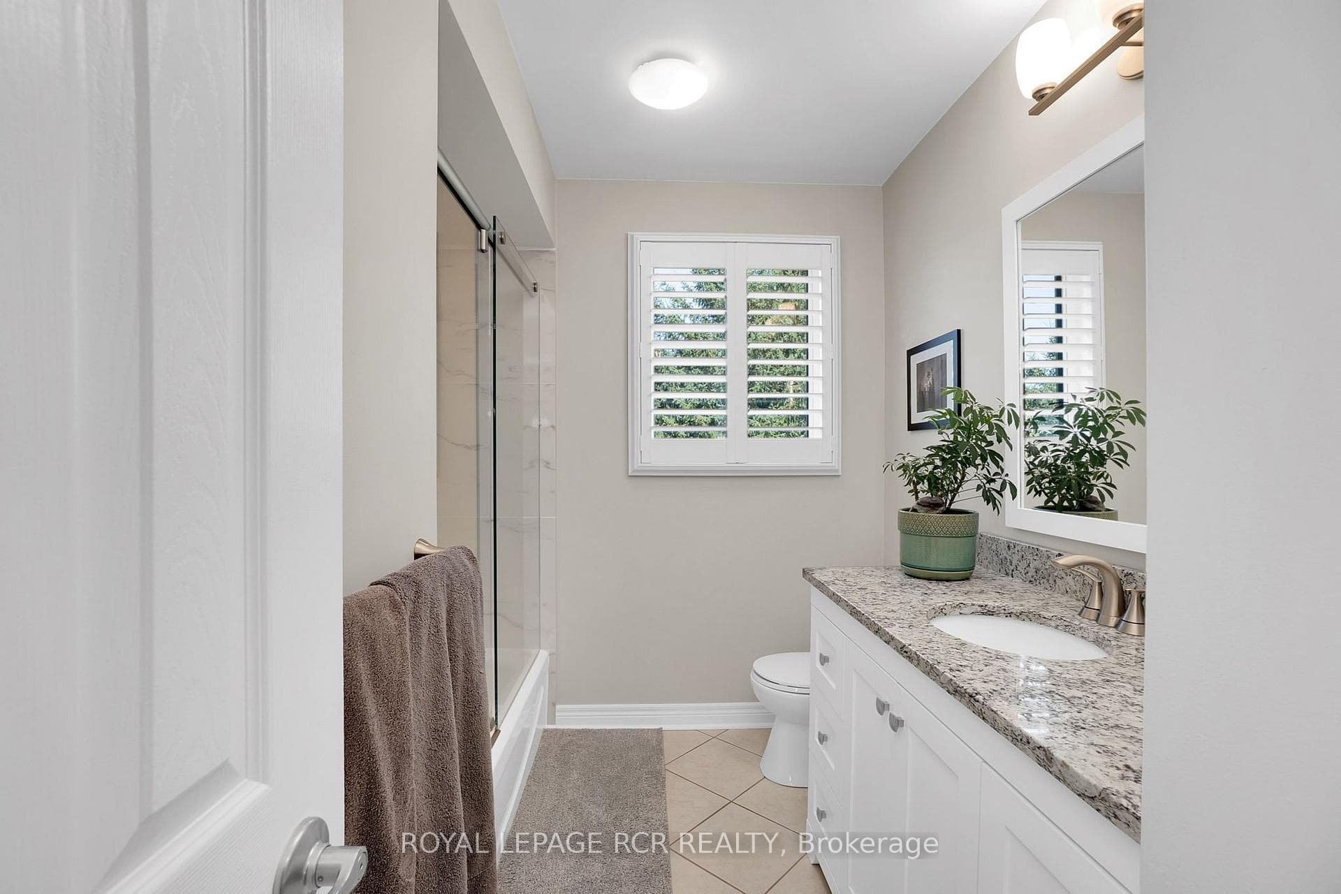 4-piece Main Washroom