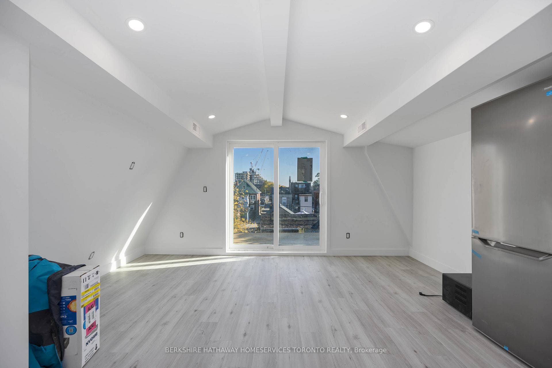 1085 Dovercourt Road Unit 4 photo 2