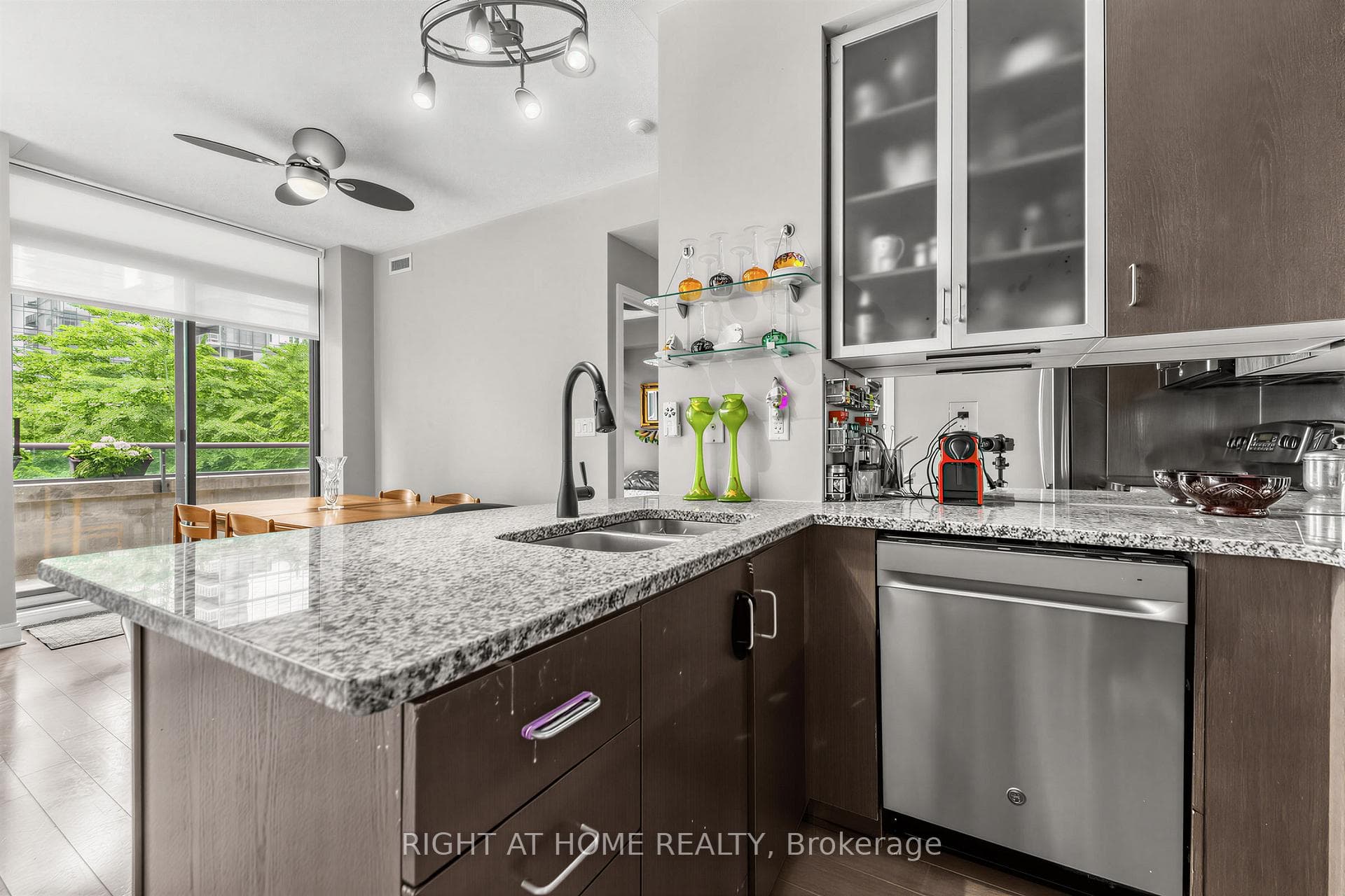 18 Yorkville Avenue Unit 305 photo 8