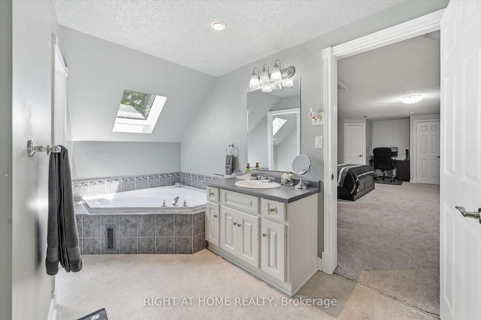 Semi-Ensuite With Separate Toilet Room, Jetted Tub
