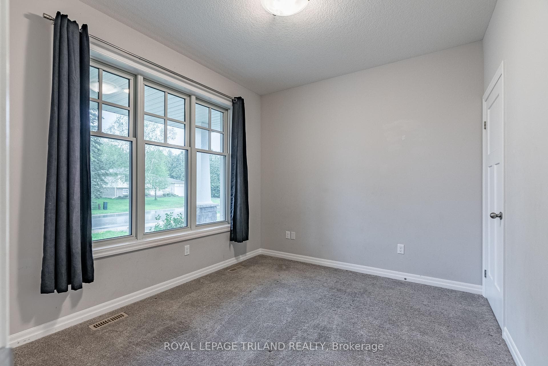 33 Lowrie Crescent photo 3