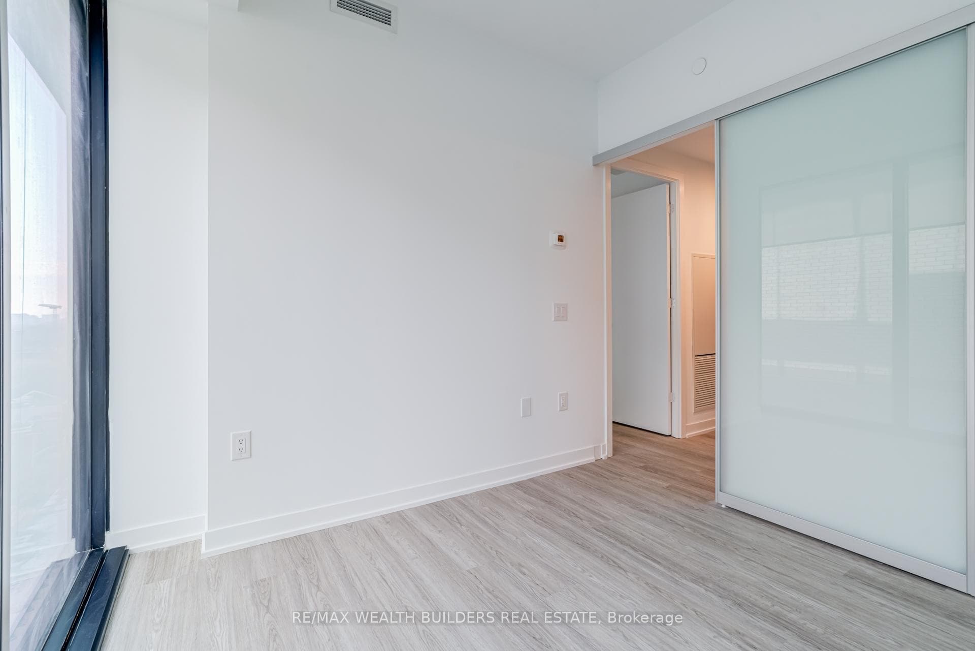 195 McCaul Street Unit 1110 photo 16