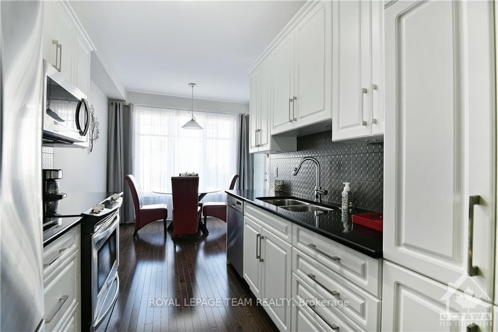793 HAZELNUT Crescent photo 14
