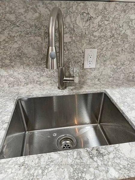 2194 St Clair Avenue photo 4