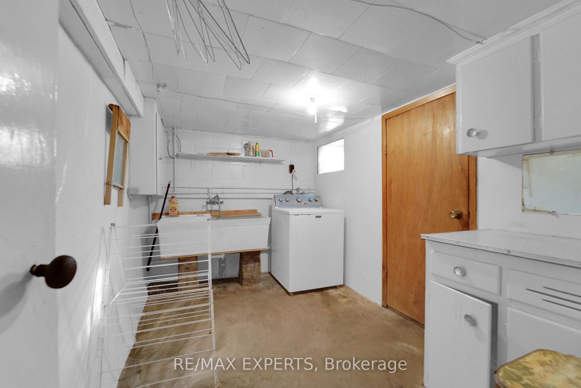839 Coxwell Avenue photo 35