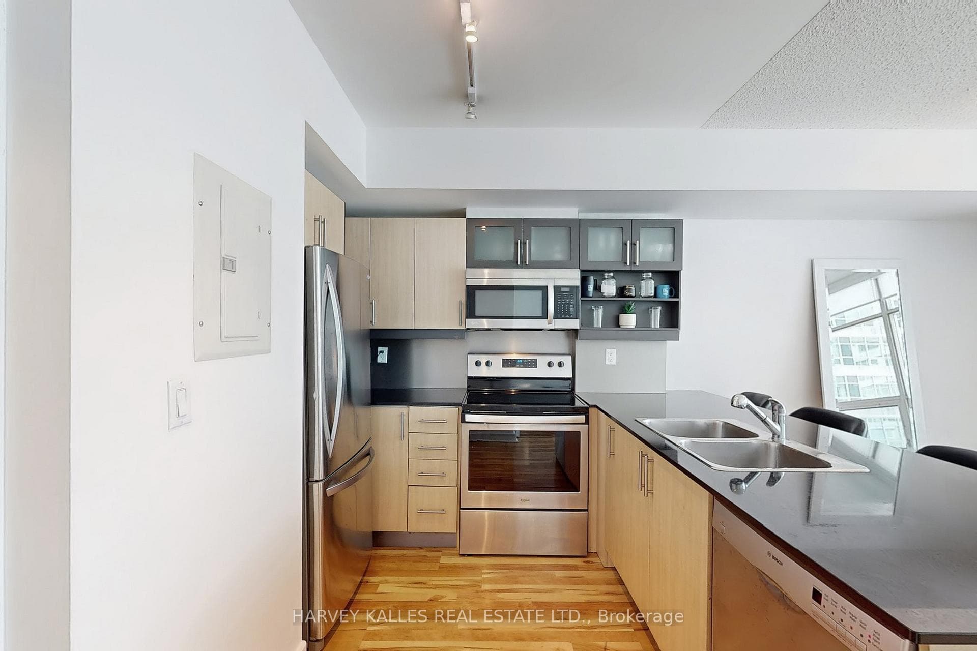 350 Wellington Street Unit 319 photo 14