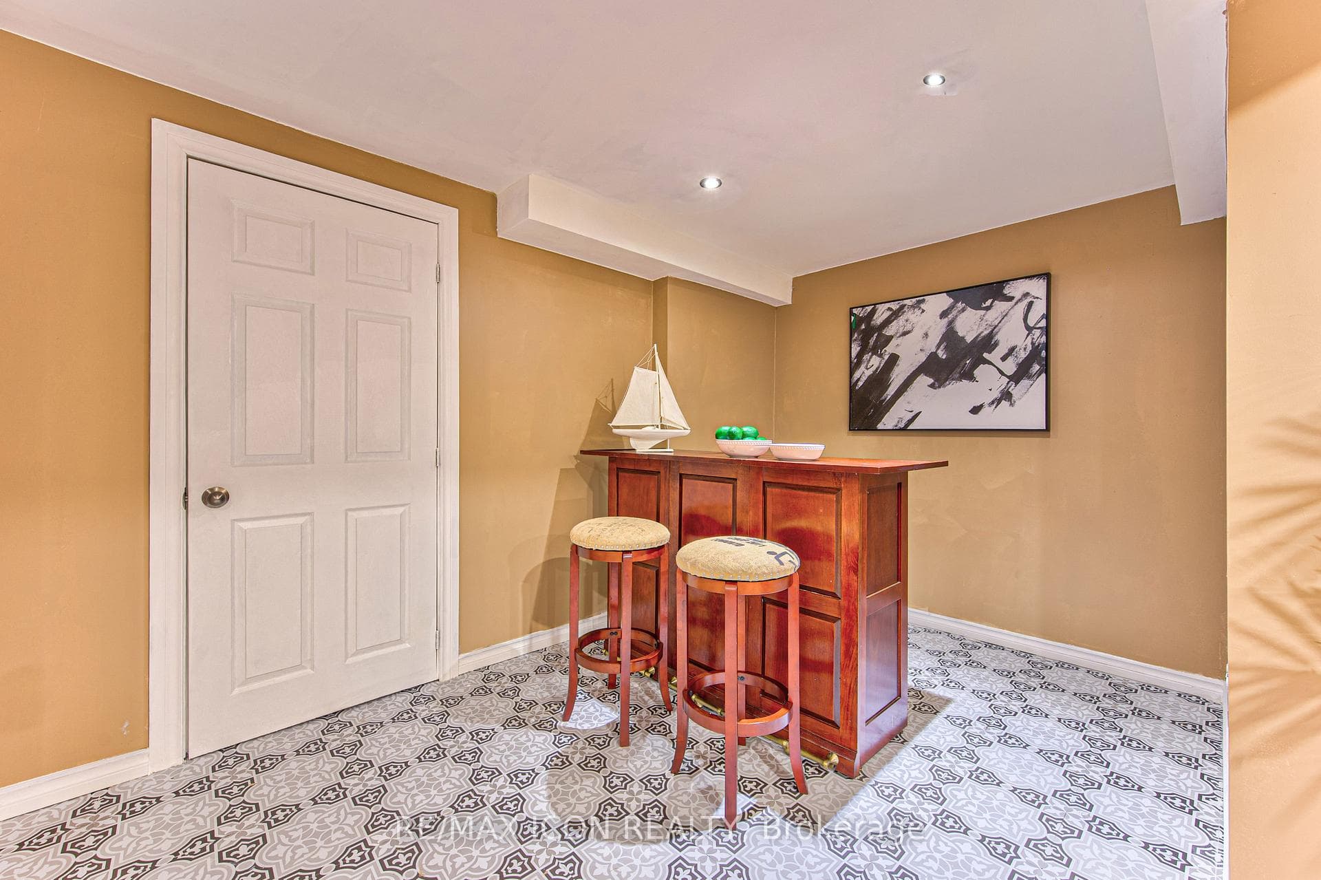 15 Hall Crescent photo 37