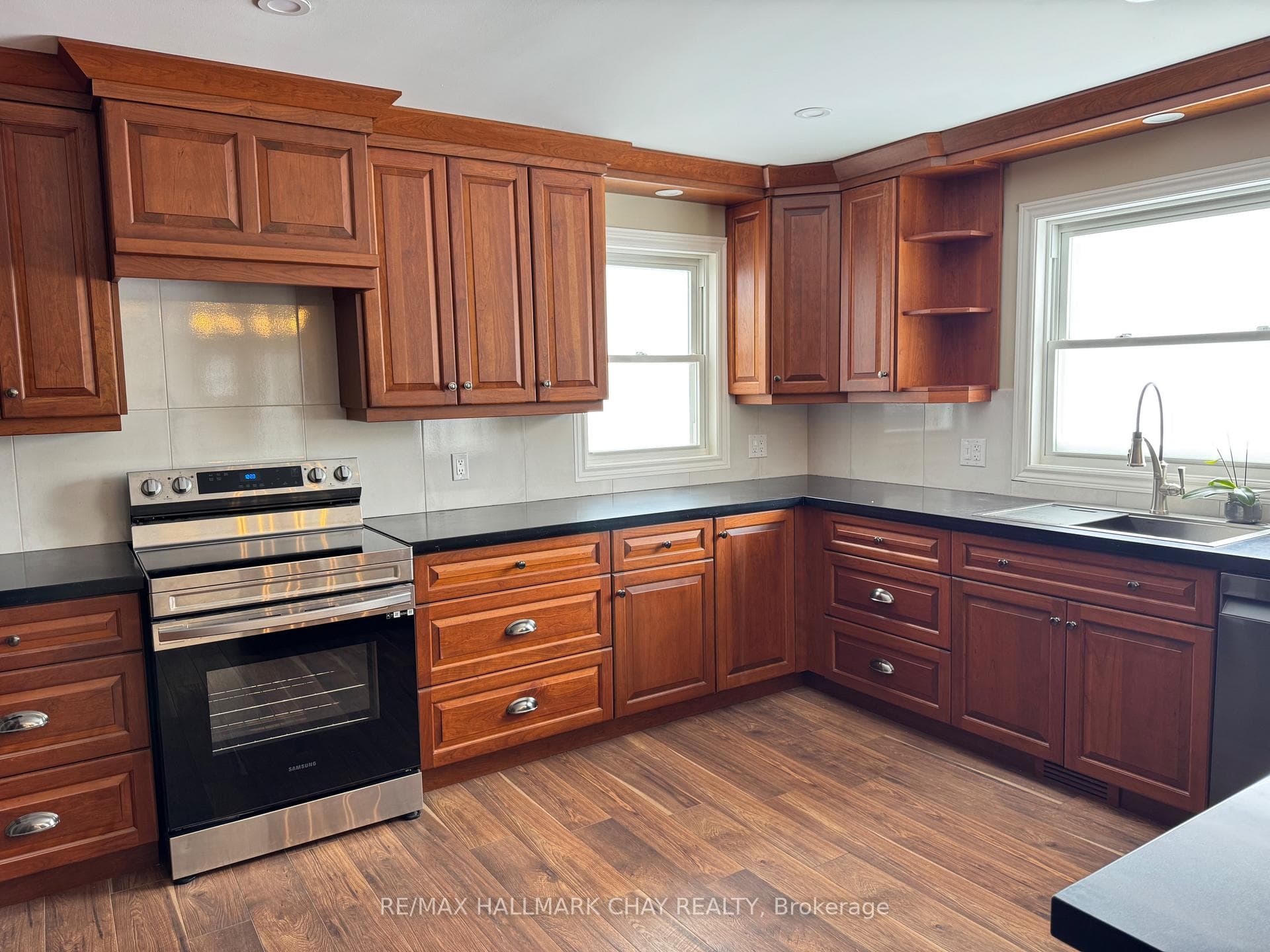 763 - MAIN LEVEL Penetanguishene Road photo 9