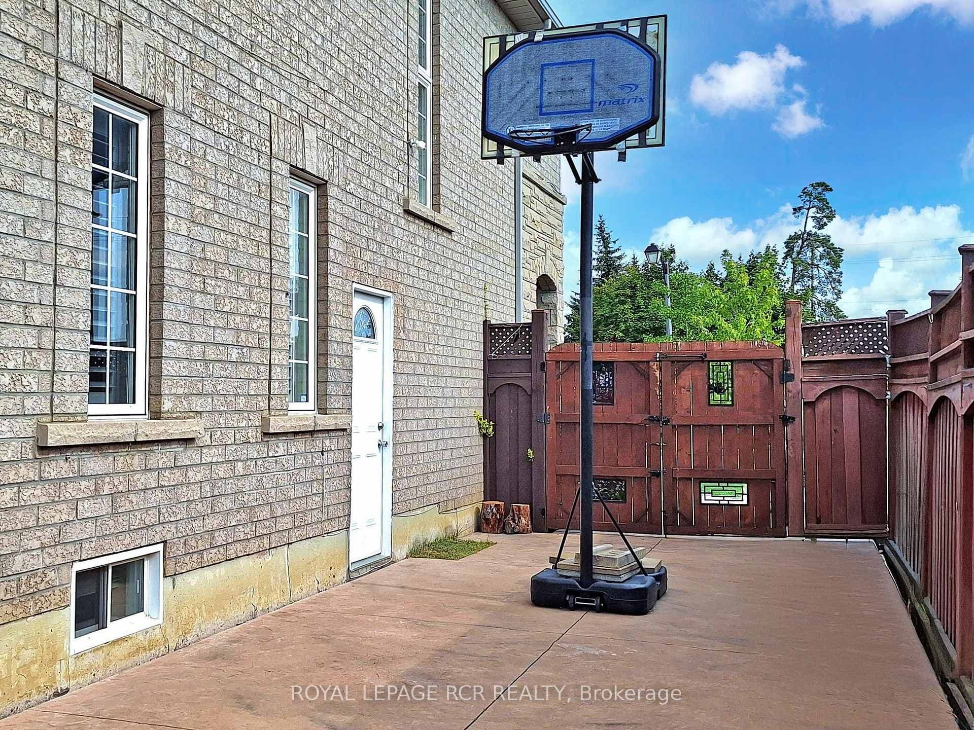 28 Wakely Boulevard photo 40