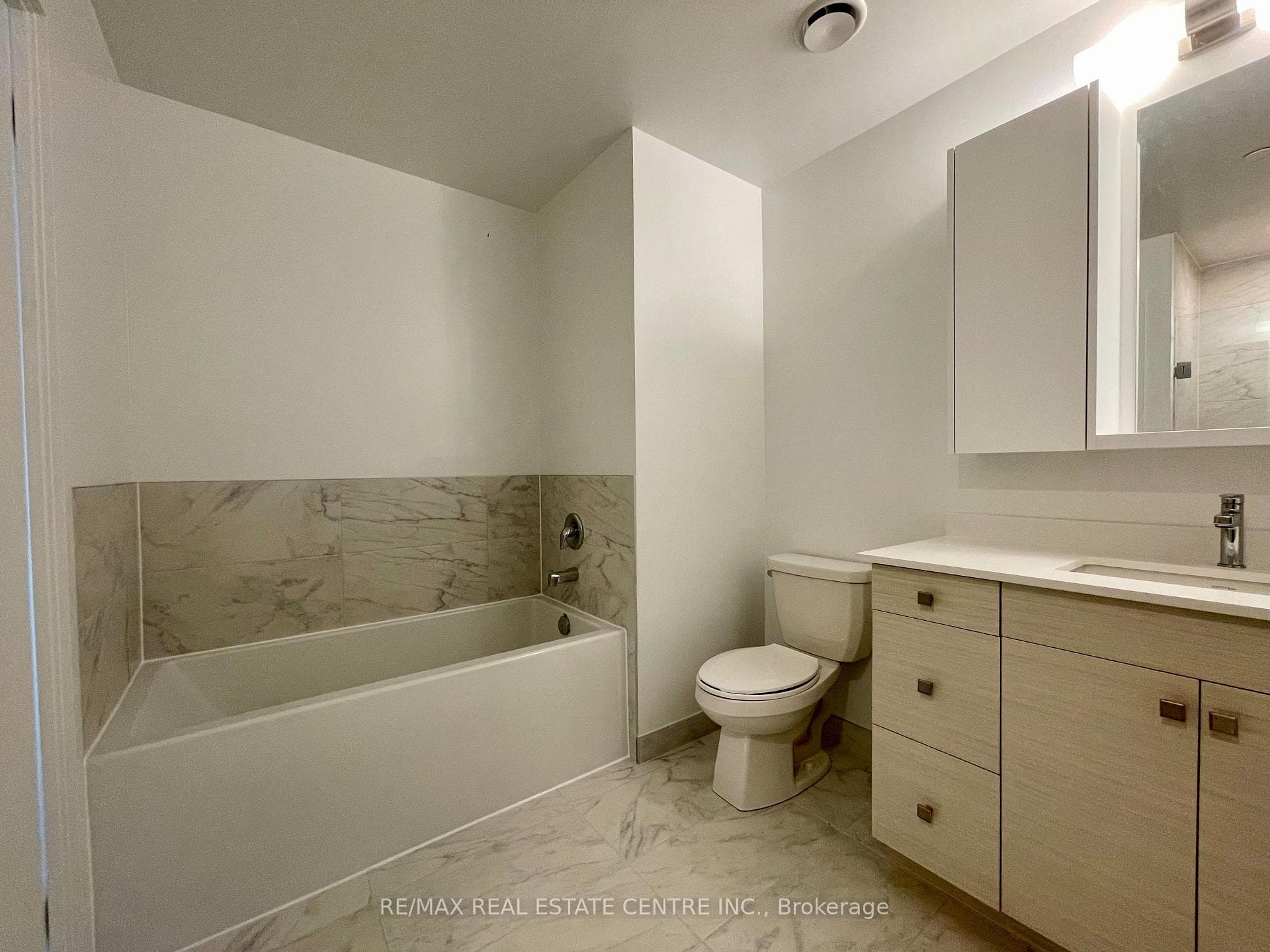 1035 Southdown Road Unit 1606 photo 22