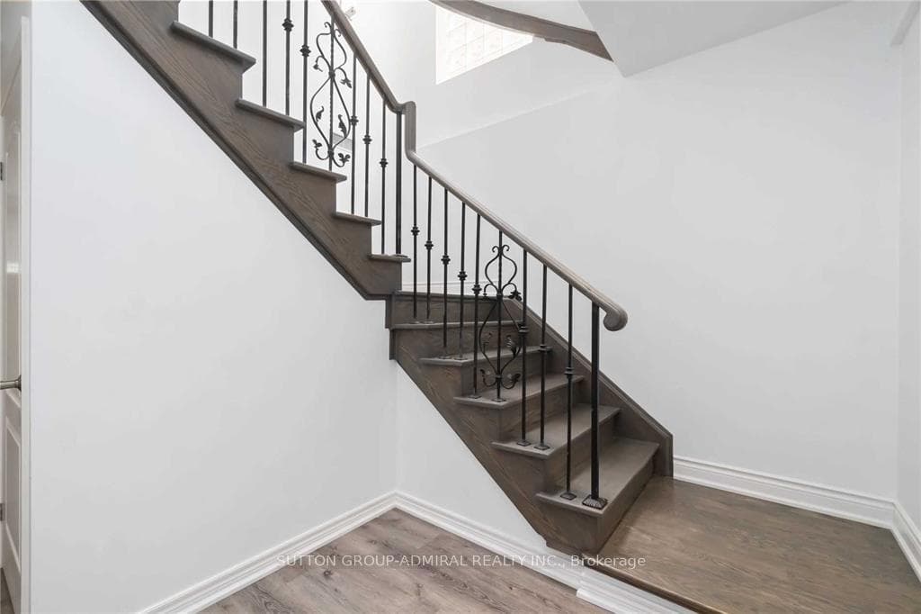 390 Glengarry Avenue photo 33